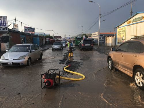 Их хэмжээний борооны улмаас түгжрэл, саатал үүсч байна